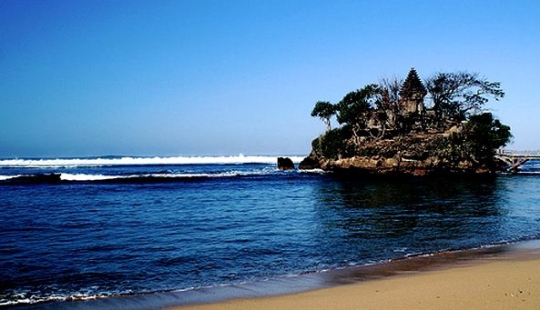 Asyiknya Berwisata di Pantai Balekambang Malang Nan Eksotis