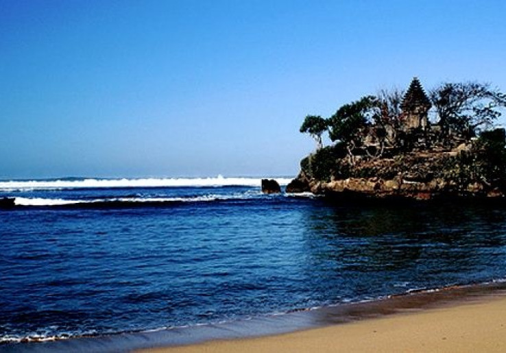 Asyiknya Berwisata di Pantai Balekambang Malang Nan Eksotis