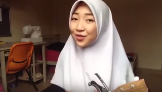 Aksi Hijabers Cantik Nyanyikan Lagu yang Menyentuh Hati
