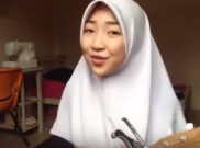 Aksi Hijabers Cantik Nyanyikan Lagu yang Menyentuh Hati