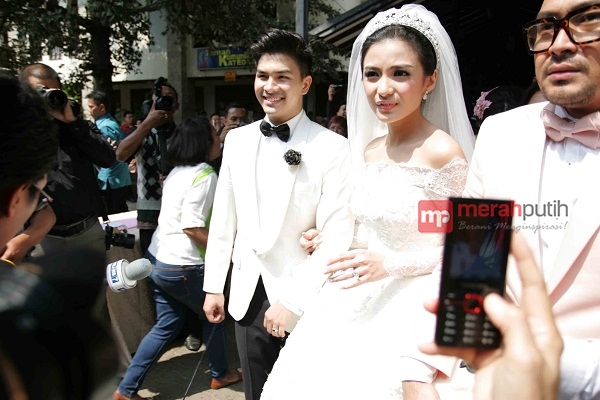 Makna Spesial Cincin Nikah Pasangan Chelsea Olivia-Glenn Alinskie
