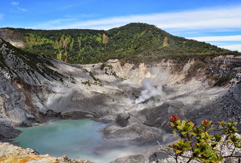 Eksotisme Pemandangan Alam di Gunung Tangkuban Perahu