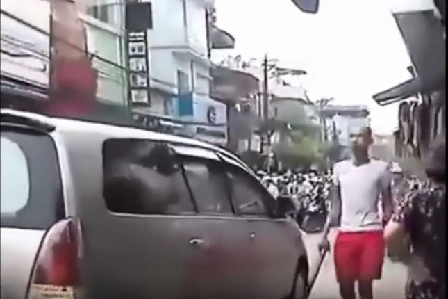 Aksi Pria Bernyali Tinggi Bikin Kecut Tukang Terobos