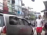 Aksi Pria Bernyali Tinggi Bikin Kecut Tukang Terobos