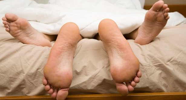 Cara Mengatasi Rasa Malu saat Malam Pertama