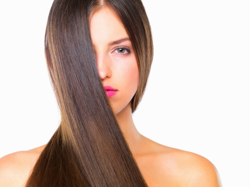 5 Langkah Mudah Meluruskan Rambut Keriting Tanpa ke Salon