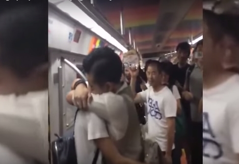 Video Lamaran Pasangan Gay di Kereta Bikin Heboh Tiongkok