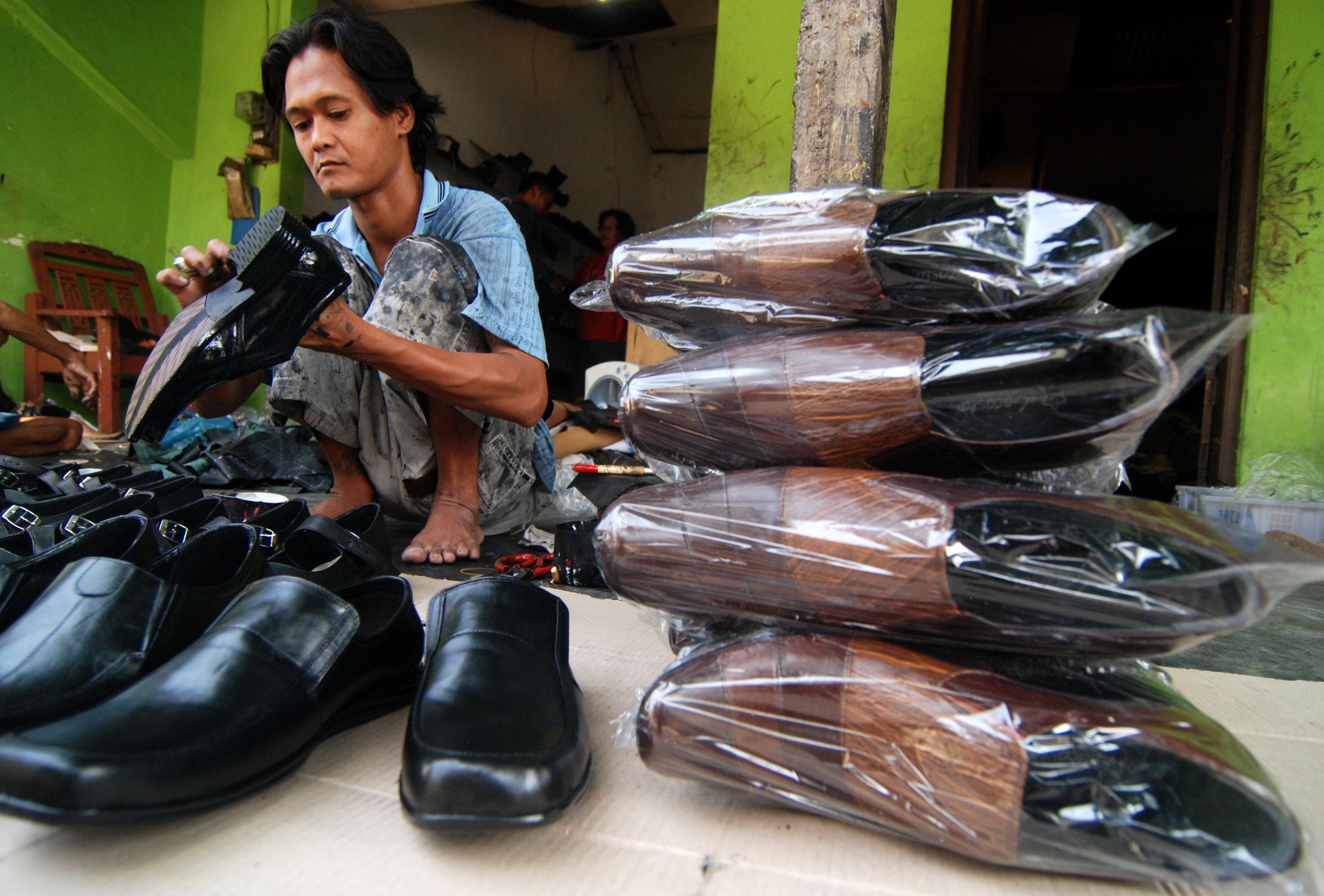 Desk Khusus Investasi Cegah PHK Massal Sektor Sepatu dan Tekstil 