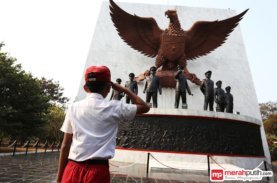 Program Wajib Belajar 9 Tahun Menyampingkan Warga di Daerah