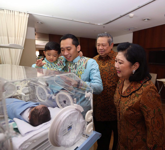 Momen Ketegangan SBY dan Hatta Rajasa Sambut Kelahiran Cucu