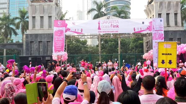 Ribuan Warga Peringati Jakarta Goes Pink 2015
