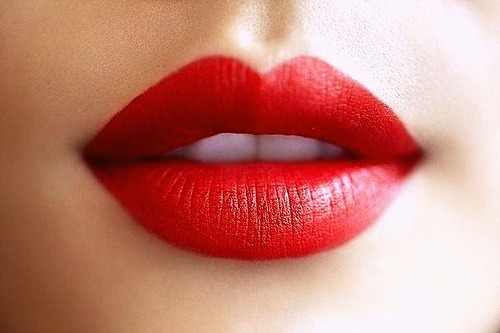 5 Cara Alami Melembutkan Bibir