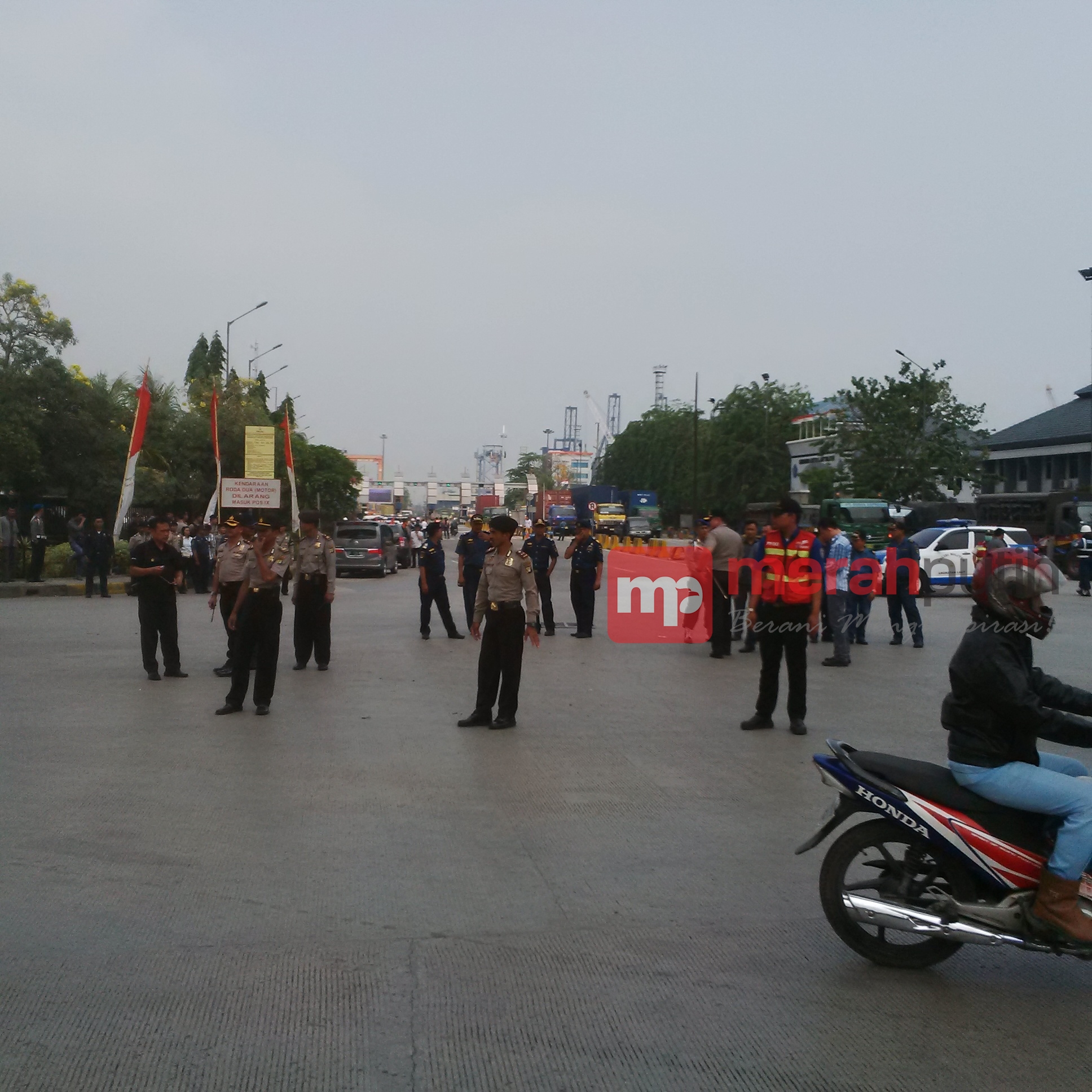 Ribuan Demonstran Konvoi Menuju BUMN dan Istara Negara