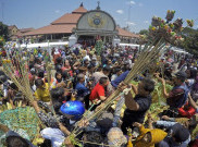 Arak-arakan 100 Tumpeng Warnai HUT Kota Yogyakarta ke-259