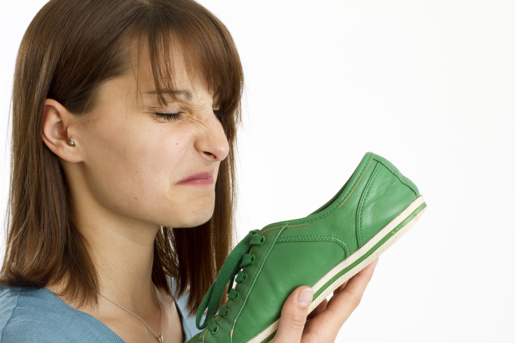 5 Cara Unik Mencegah Bau Busuk di Sepatu