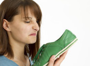 5 Cara Unik Mencegah Bau Busuk di Sepatu