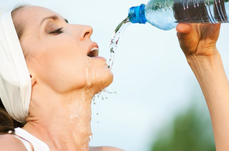 4 Alasan Minum Air Putih Ampuh Turunkan Berat Badan