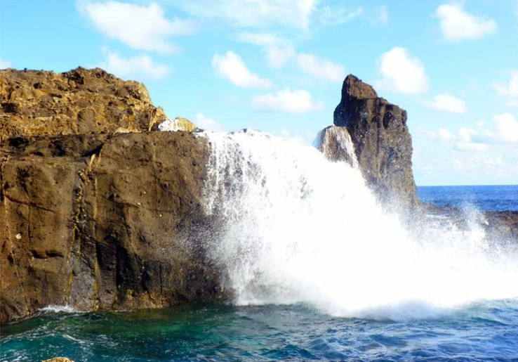 Uniknya Pantai Nambung yang Miliki Air Terjun Asin