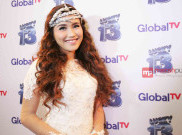 Ayu Ting Ting Raih Piala di IDA 2015