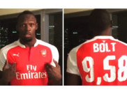 Usain Bolt Kenakan Jersey Arsenal Usai Kalah Taruhan