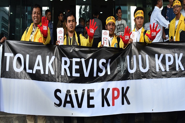 Tolak Revisi UU KPK, Puluhan Aktivis Jalan Mundur