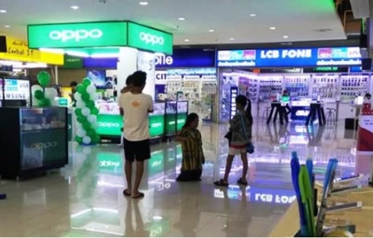 Miris, Anak Paksa Ibu Berlutut Dihadapannya