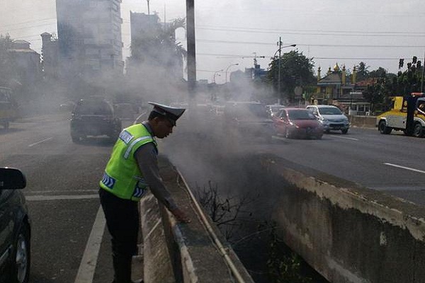 Median Tol Lenteng Agung Kebakaran