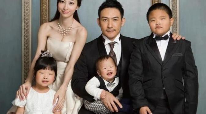 Fakta Menyedihkan di Balik Foto Keluarga Ini