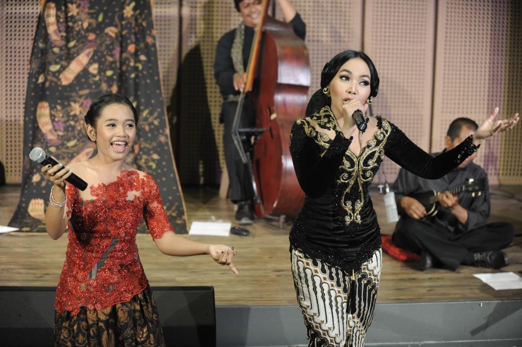 Dewi Gita dan Woro Mustika Tebar Pesona Lewat Lantun Sinden