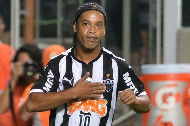 Ronaldinho Lanjutkan Karier Sepak Bola di Malaysia?