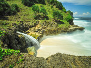 Pesona Banyu Tibo, Pantai dengan Air Terjun Unik