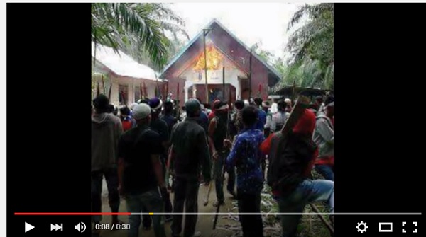 Massa Bersenjata Bambu Runcing Bakar Gereja di Aceh Singkil