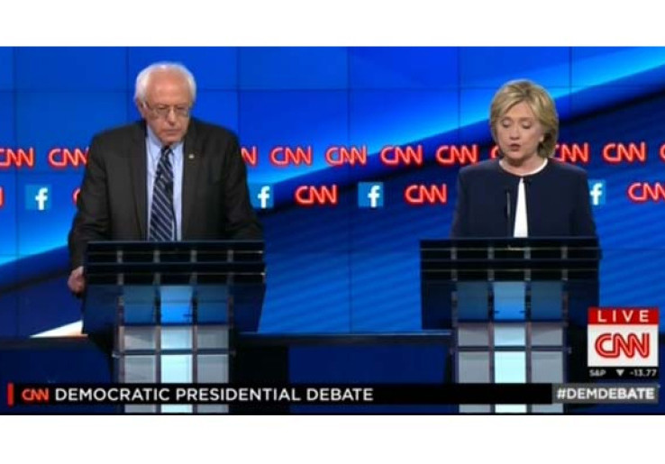 Hilary Clinton Serang Bernie Sanders