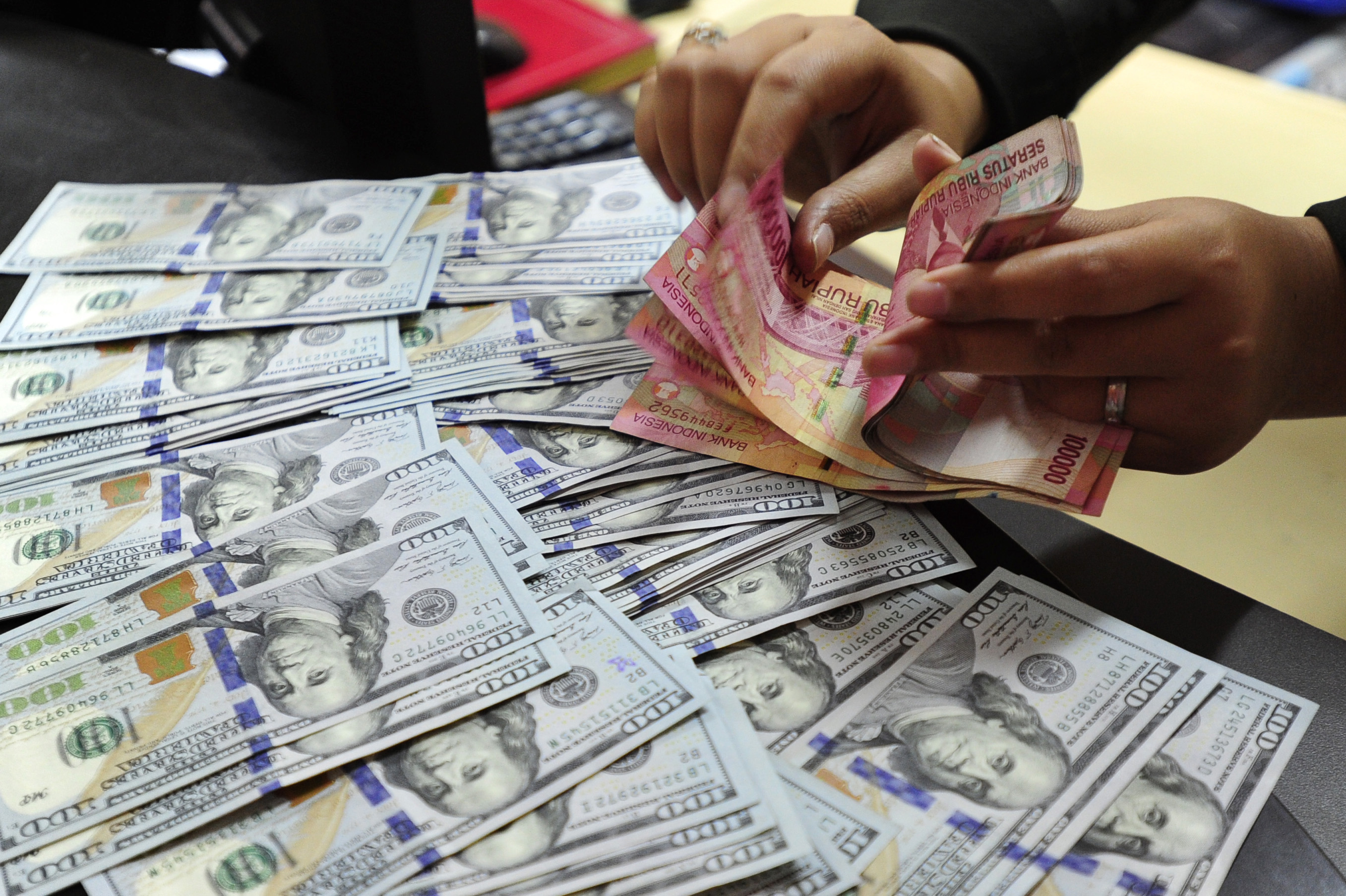 Pasca Bom Sarinah, Pasar Uang dan Saham Ditutup Melemah
