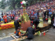 Mengenal Ritual Larungan di Telaga Ngebel Ponorogo