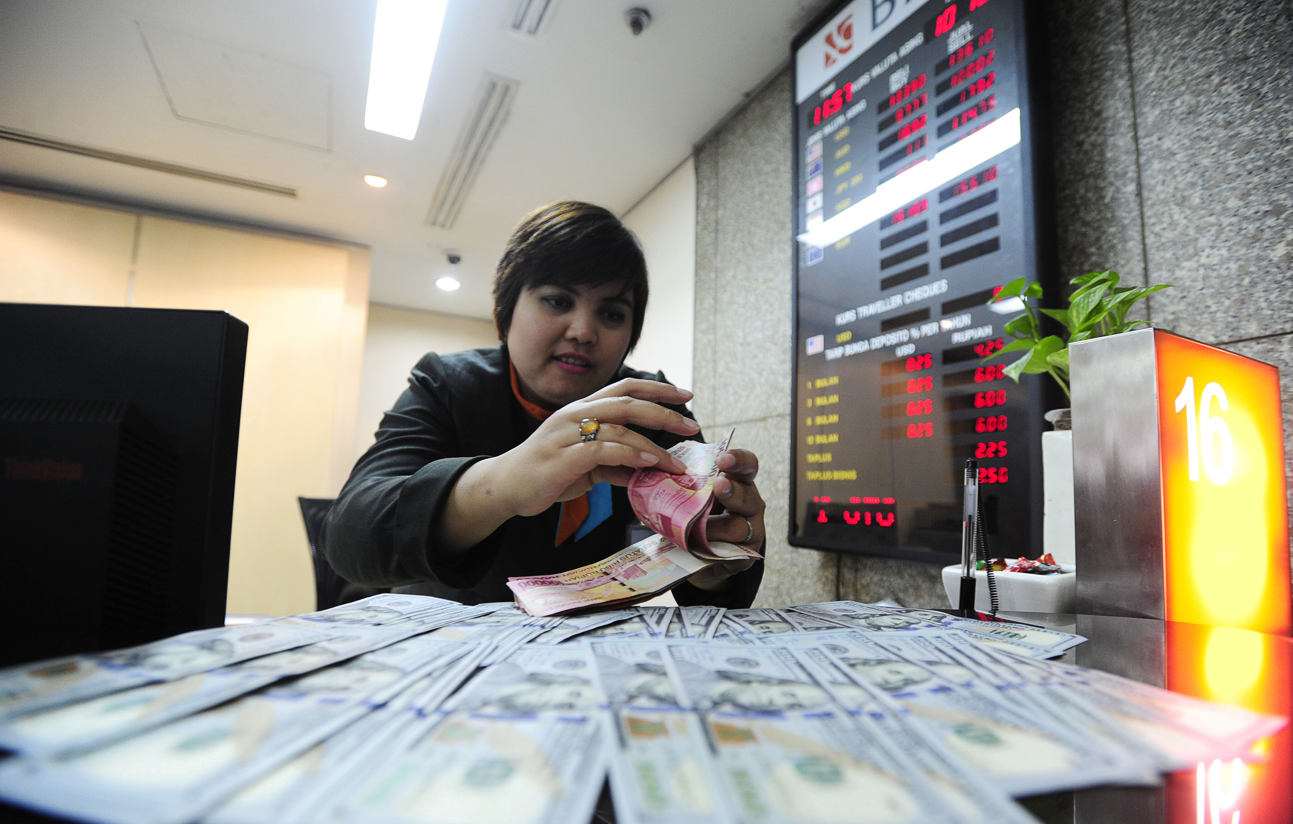 Rupiah Tembus Rp13.400 per Dollar AS