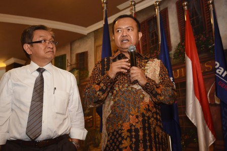 Patrice Rio Capella (kanan) didampingi kuasa hukum Maqdir Ismail memberikan keterangan pers di DPP Nasdem, Jakarta, Kamis (15/10). (Antara)