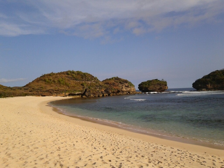 Pantai Watu Karung, Surga Surfing dengan Ombak Kelas Dunia