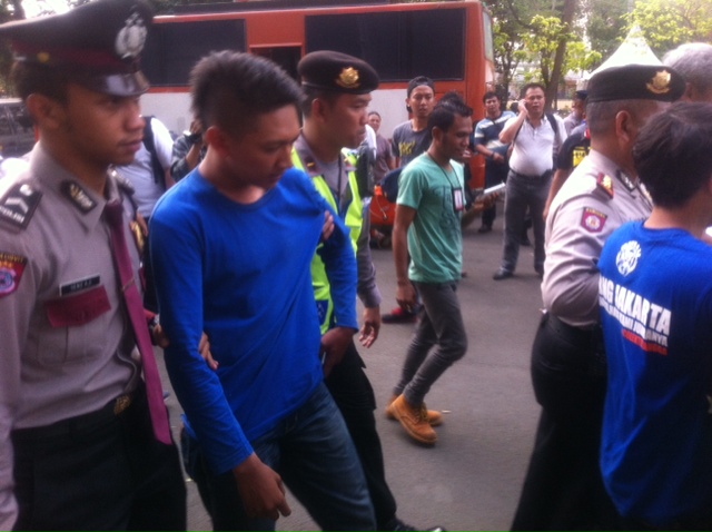 Bobotoh Nekat Bawa Keris sebagai Jimat ke Stadion GBK
