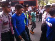 Bobotoh Nekat Bawa Keris sebagai Jimat ke Stadion GBK