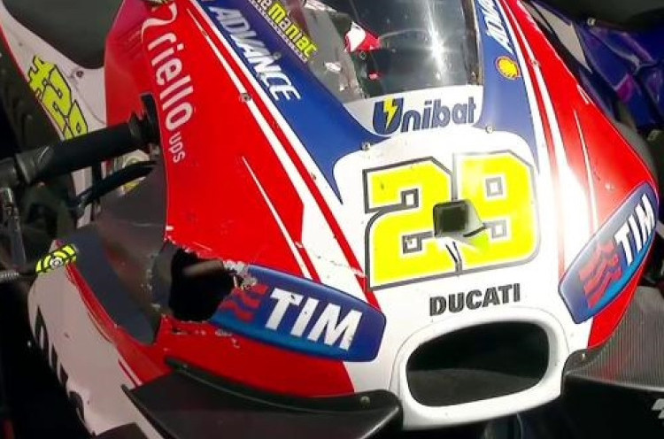 Video: Detik-Detik Andrea Iannone Tabrak Burung di MotoGP Australia
