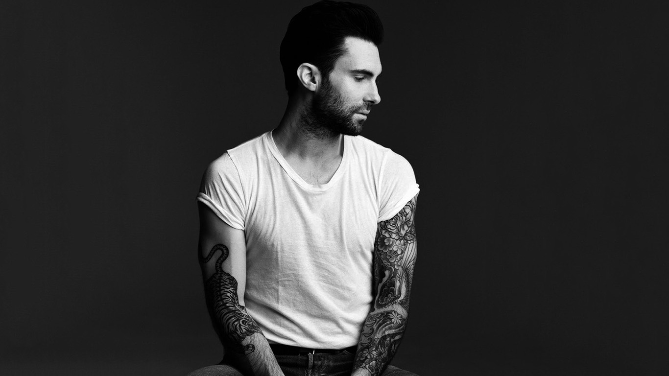 'Pacar Baru' Adam Levine Nangis