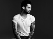 'Pacar Baru' Adam Levine Nangis
