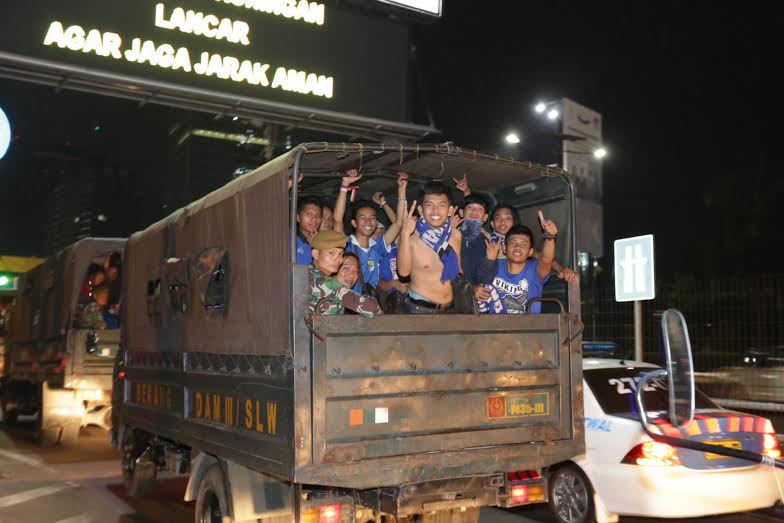 TNI-Polri Kawal Bobotoh Keluar dari GBK Menuju Bandung