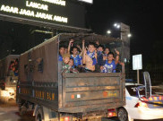 TNI-Polri Kawal Bobotoh Keluar dari GBK Menuju Bandung