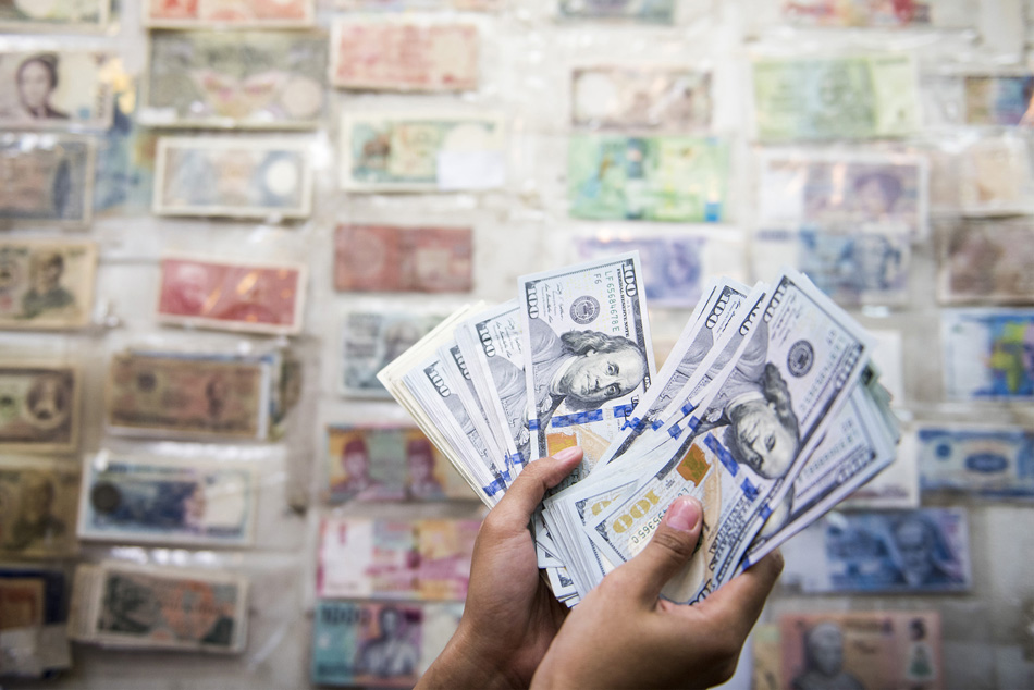 Rupiah Jatuh Semakin Dalam ke Rp13.700 per Dolar AS