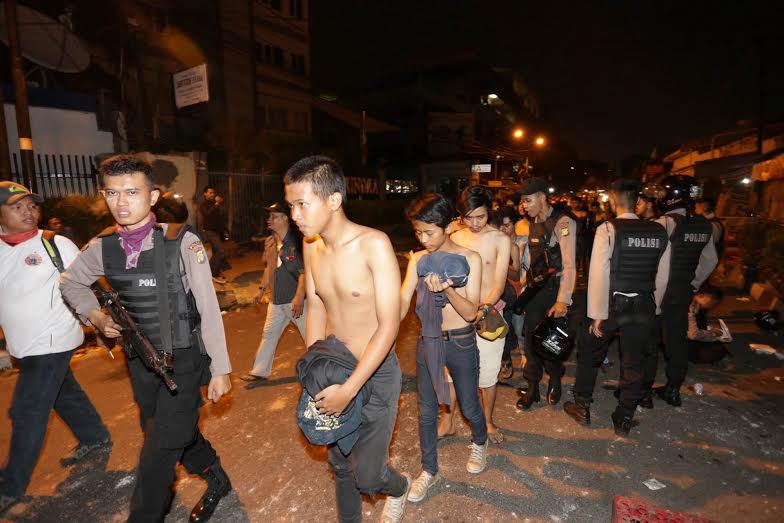 Ditelanjangi, Ratusan Suporter Anarkis Tetap Diberi Makan