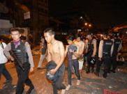 Ditelanjangi, Ratusan Suporter Anarkis Tetap Diberi Makan