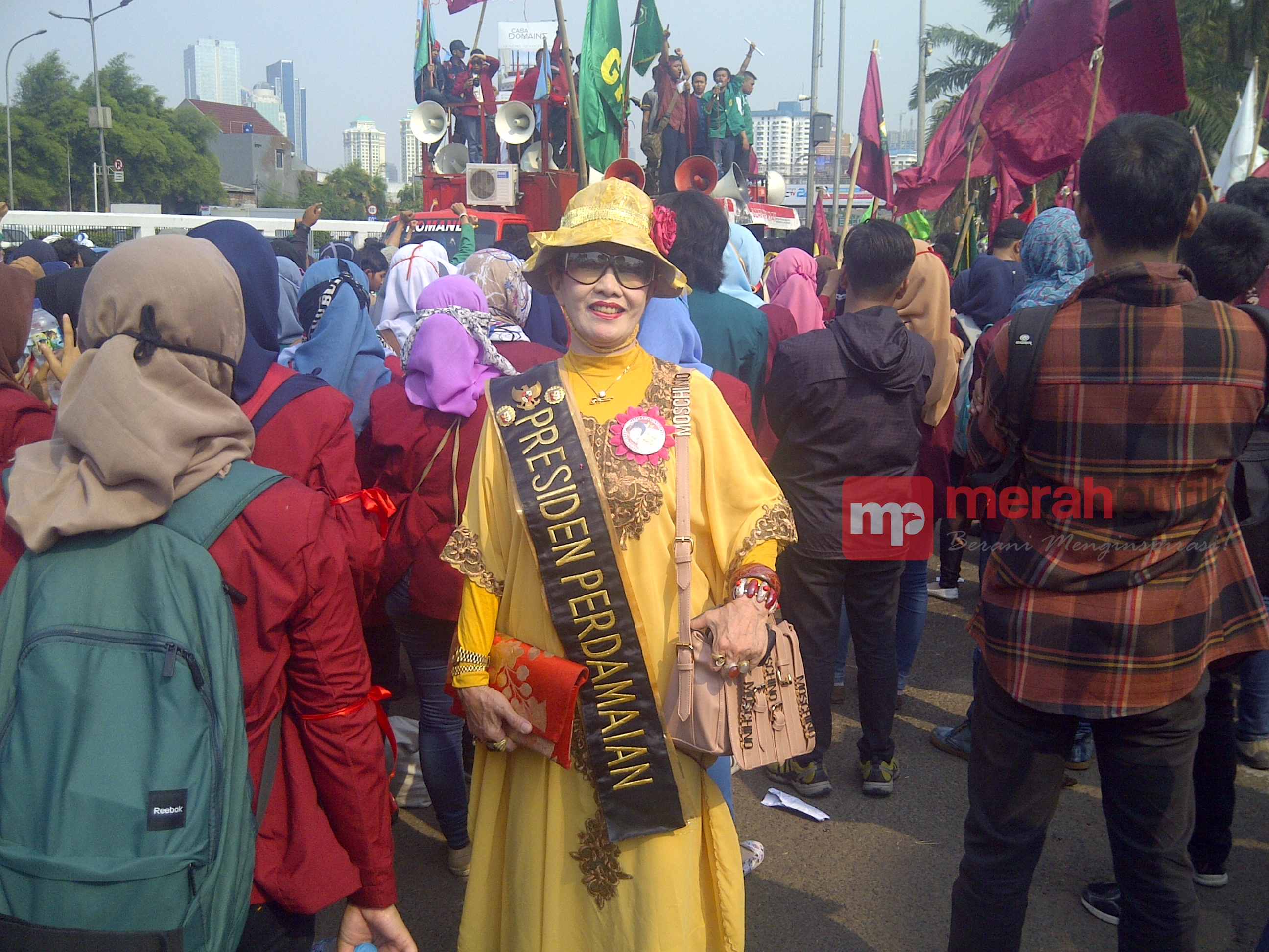 'Presiden Perdamaian' Hadir Dalam Aksi Demo di DPR