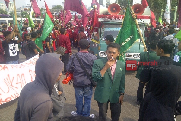 Demo Turunkan Jokowi Padati Gedung DPR